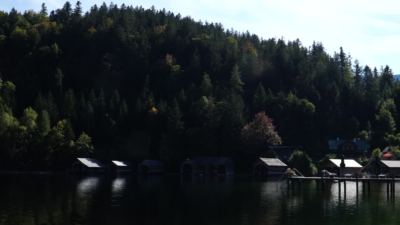 以达赫斯坦山为背景的Altausseersee全景视频下载