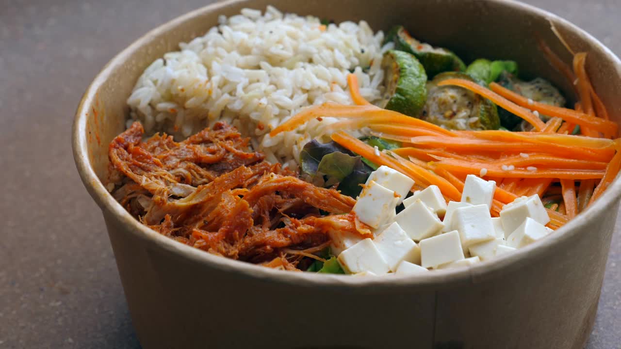 低卡路里，平衡的节食食物，一碗蔬菜，米饭，菲达奶酪视频素材