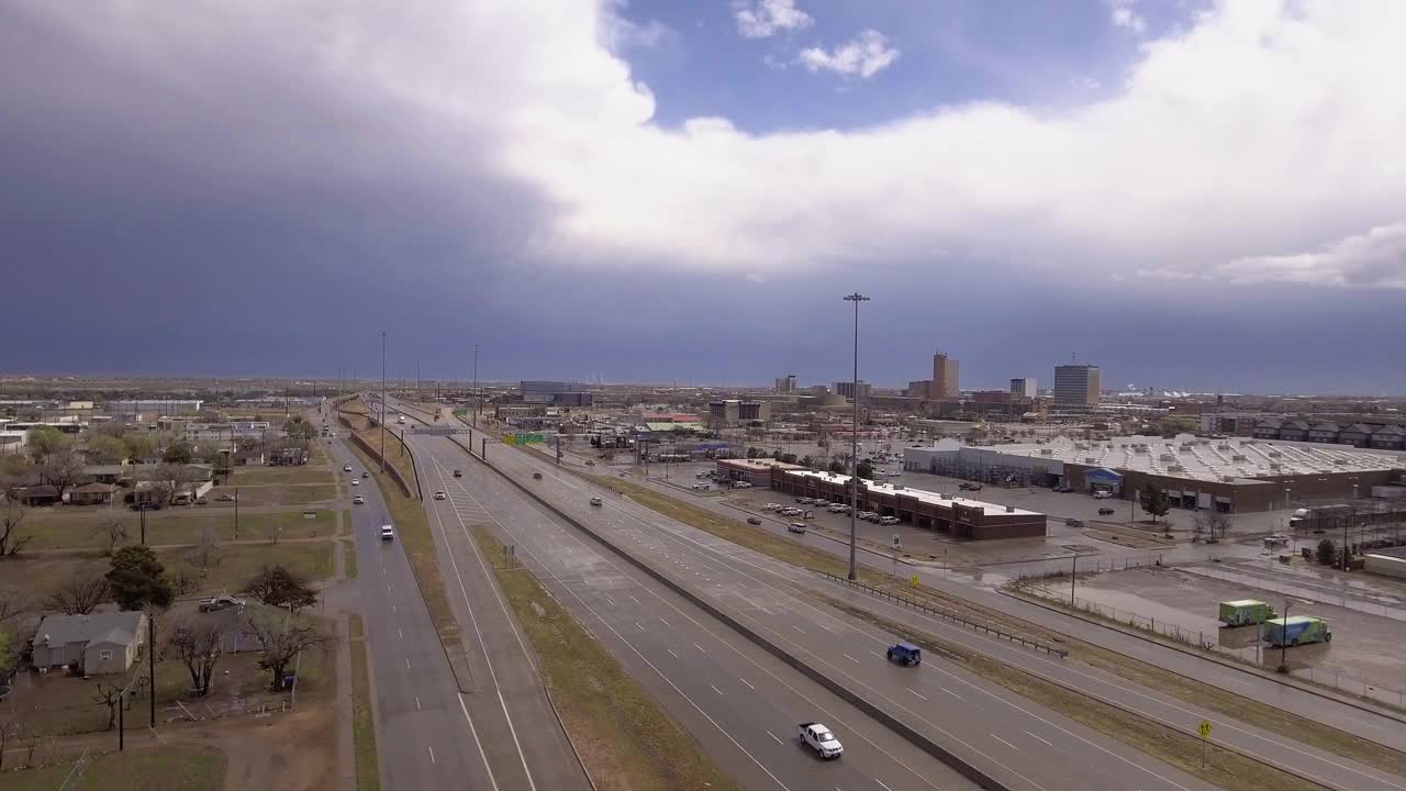 美国德克萨斯州，卢伯克，暴风雨后的高速公路交通和城市景观视频下载