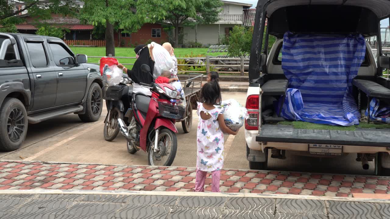 妇女和儿童带来塑料回收泰国视频下载