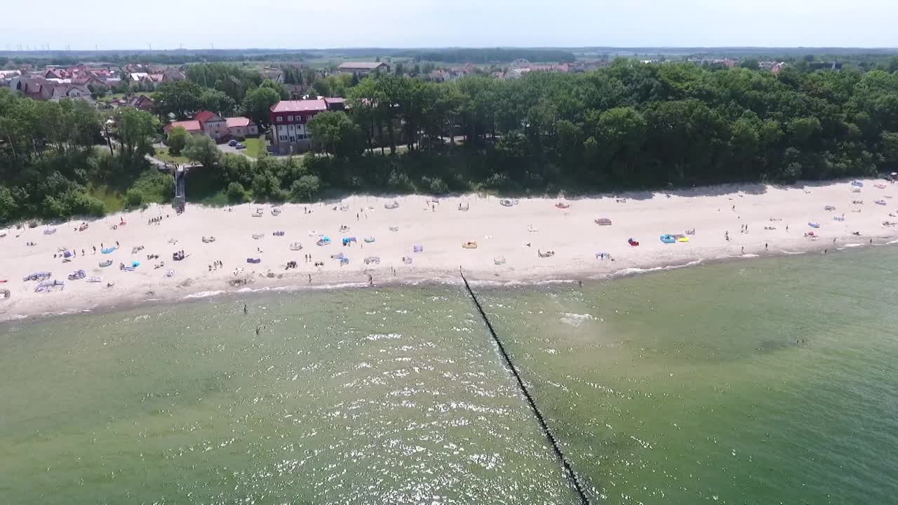 海滩上的人们视频素材