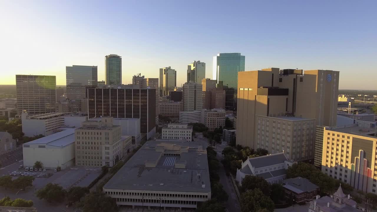 美国德克萨斯州沃斯堡市中心日落时的建筑视频下载