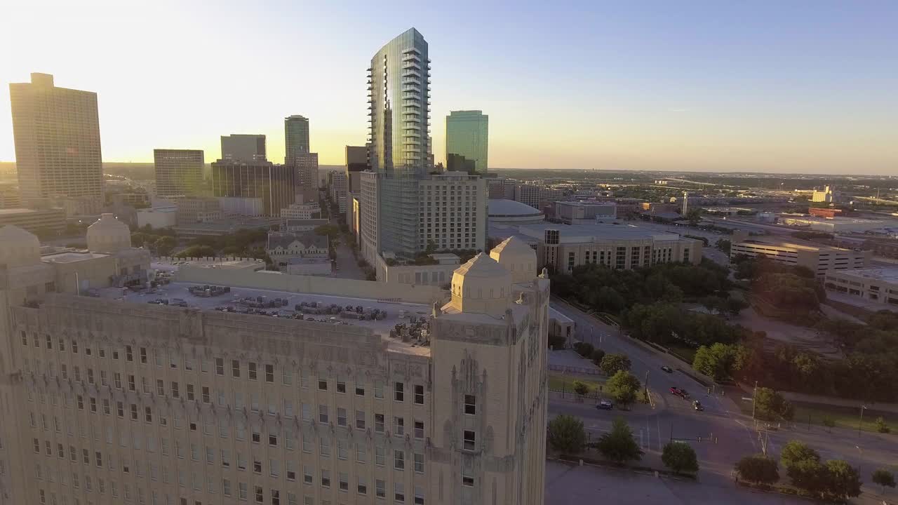 市中心建筑包括TP站在日落，沃斯堡，德克萨斯州，美国视频下载