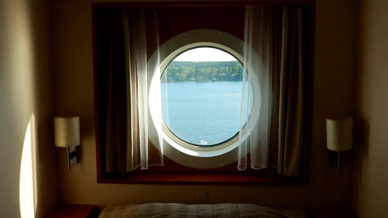 有床有窗的海景船舱。渡轮或邮轮上的豪华客舱视频下载