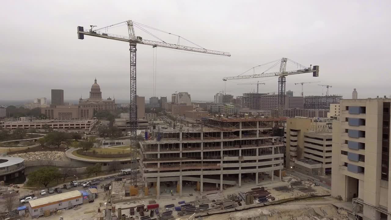建筑工地，起重机和拆除的住宅建筑/奥斯汀，德克萨斯州，美国视频下载