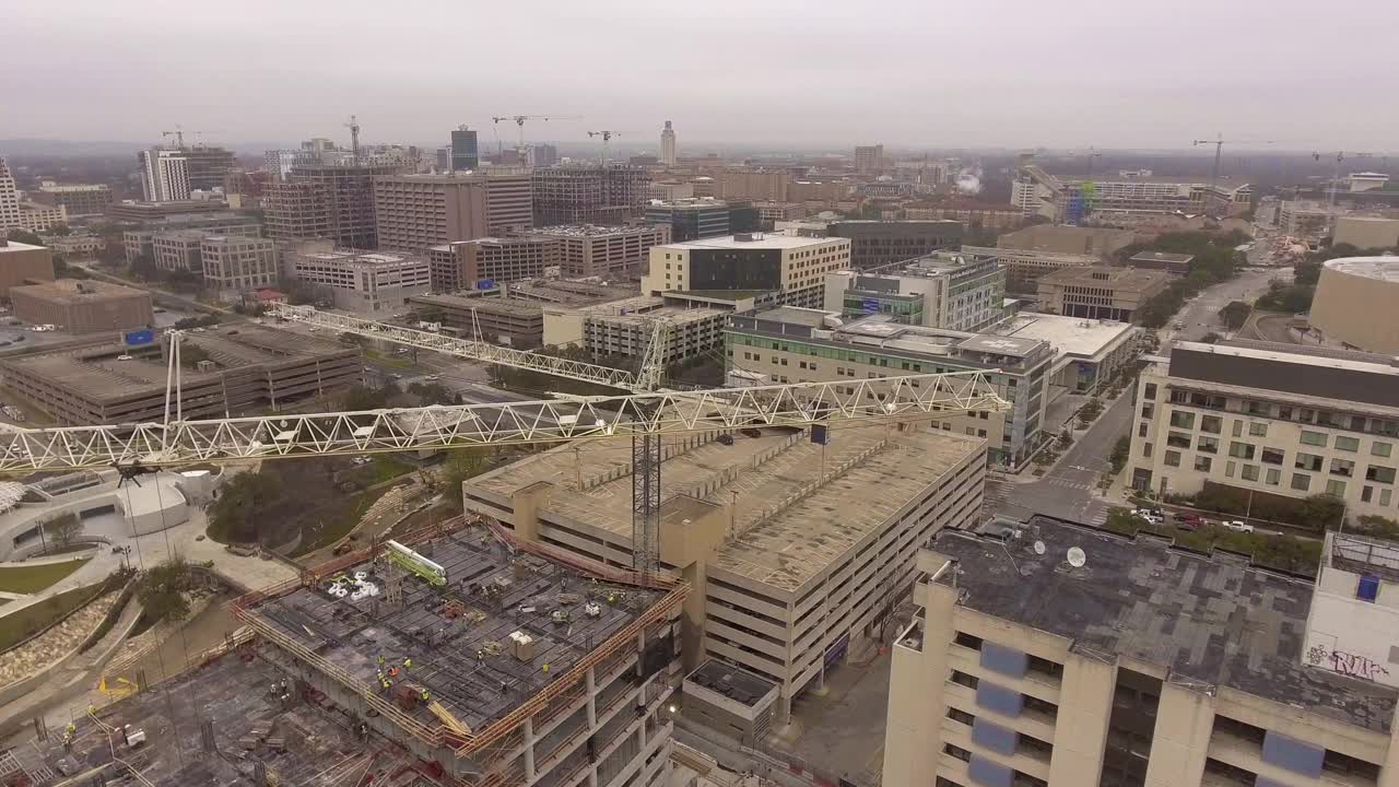 美国德克萨斯州奥斯汀，起重机和被拆除的住宅建筑工地视频下载