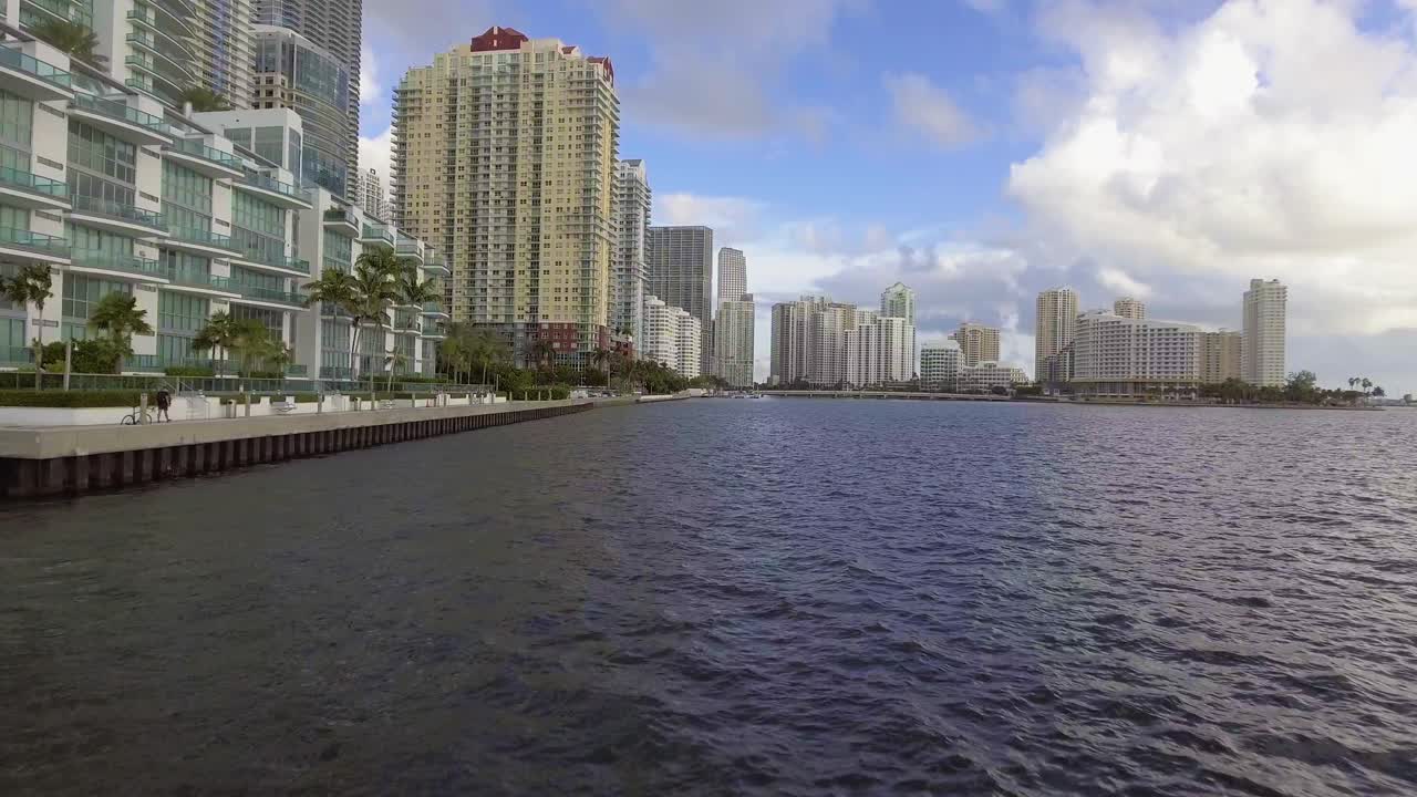 美国佛罗里达州迈阿密，滨水摩天大楼和布里克尔岛视频下载