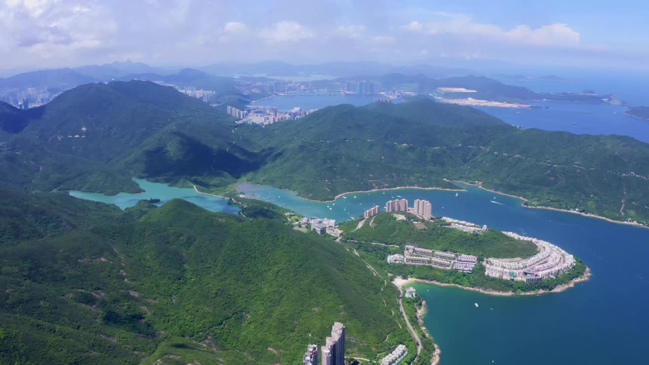 香港山上著名的龙背徒步路线的空中全景图视频下载