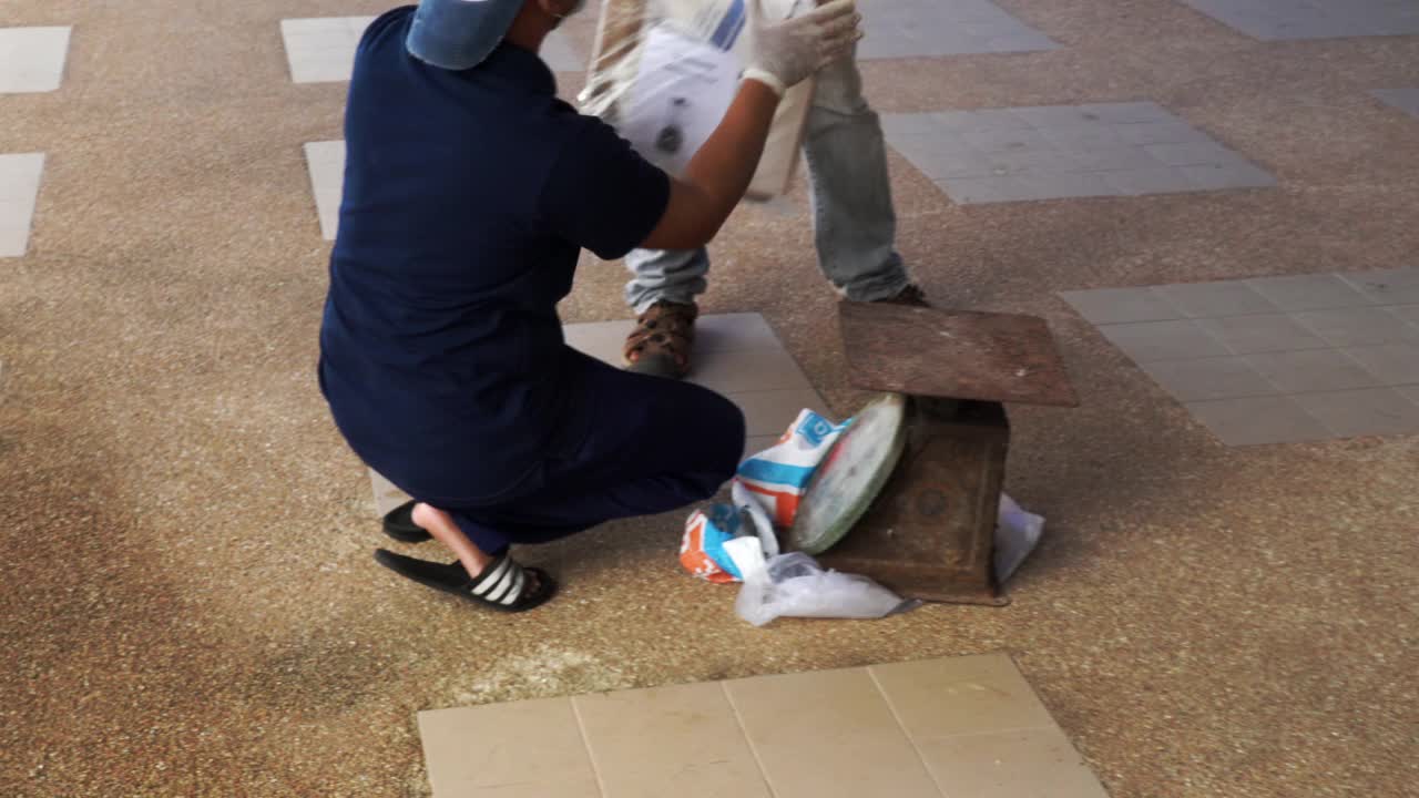 志愿者为泰国回收中心称纸板视频素材