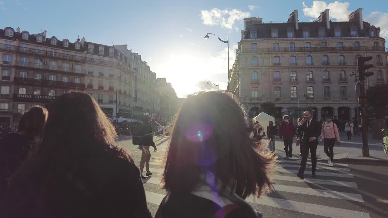 在巴黎，人们穿过人行横道视频素材