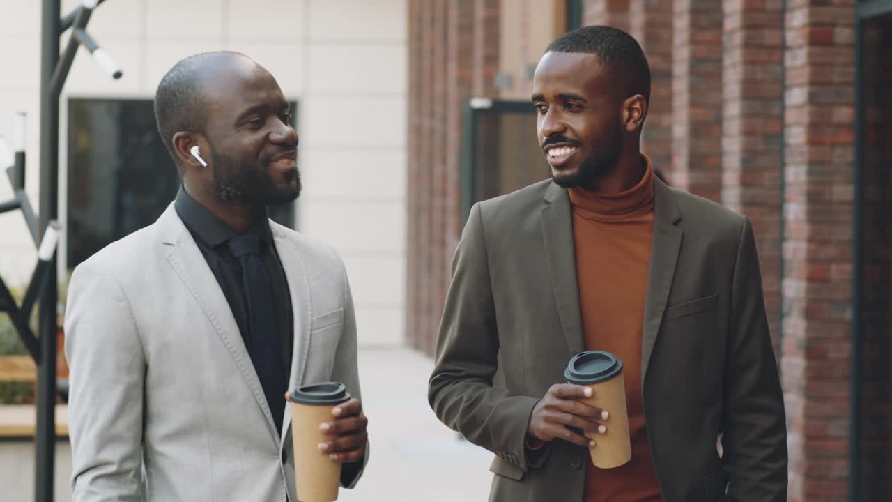 两个黑人商人边喝咖啡边聊天视频素材