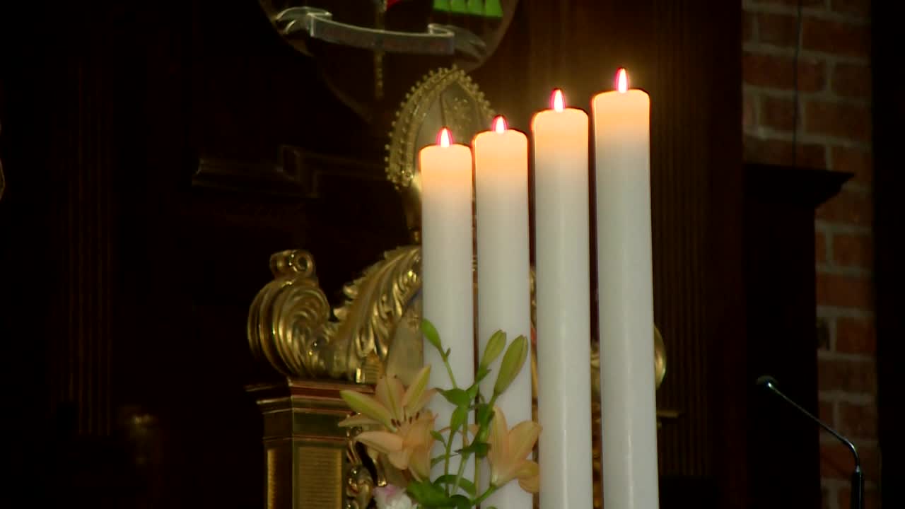 圣坛旁的蜡烛视频素材