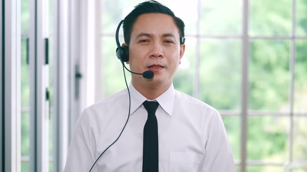 POV亚洲青年商人，呼叫中心，客服视频电话会议视频下载