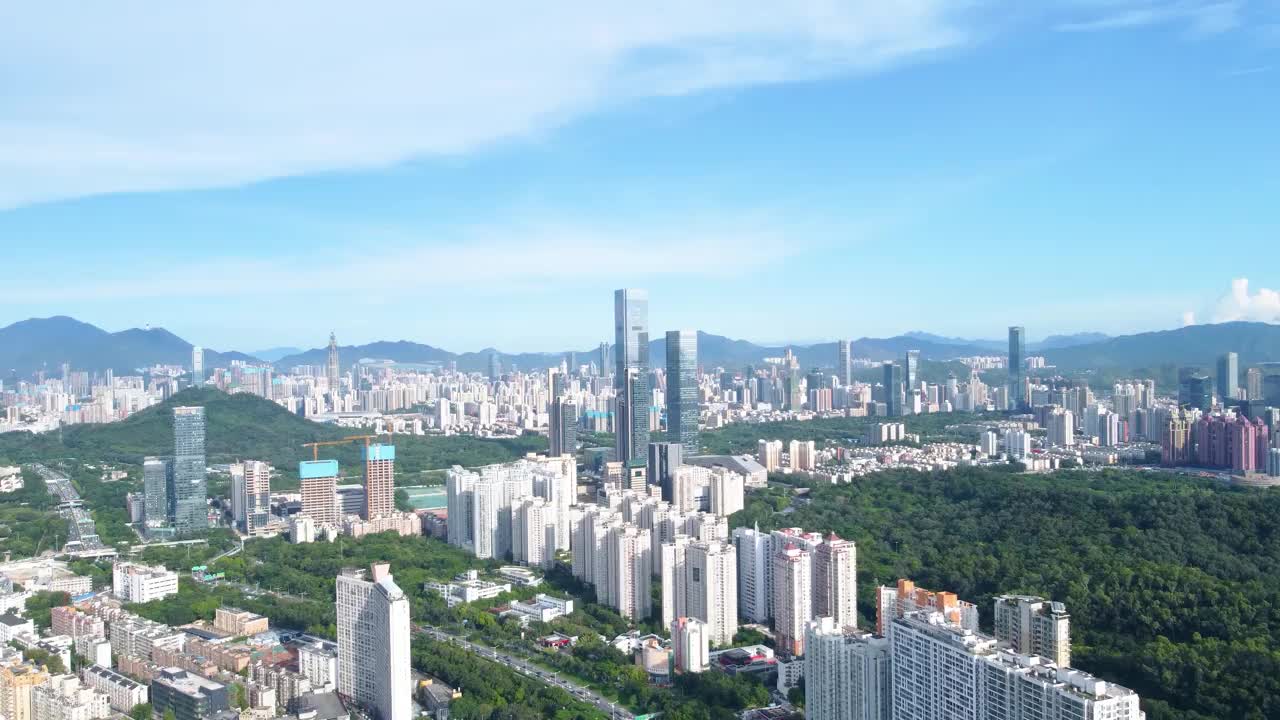 无人机航拍从深圳福田小区飞向上山(深业上城)视频素材