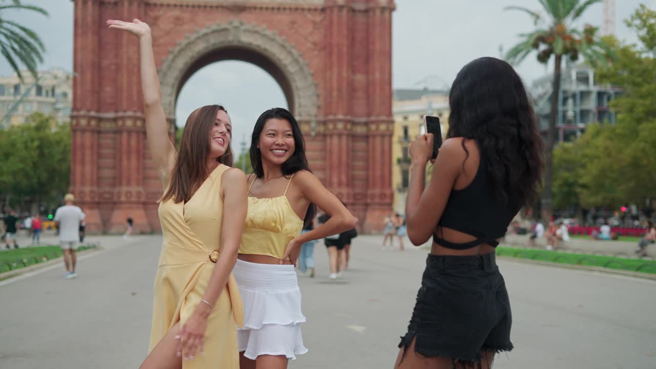 三个年轻的多种族女性朋友在著名的地标附近玩得很开心视频素材