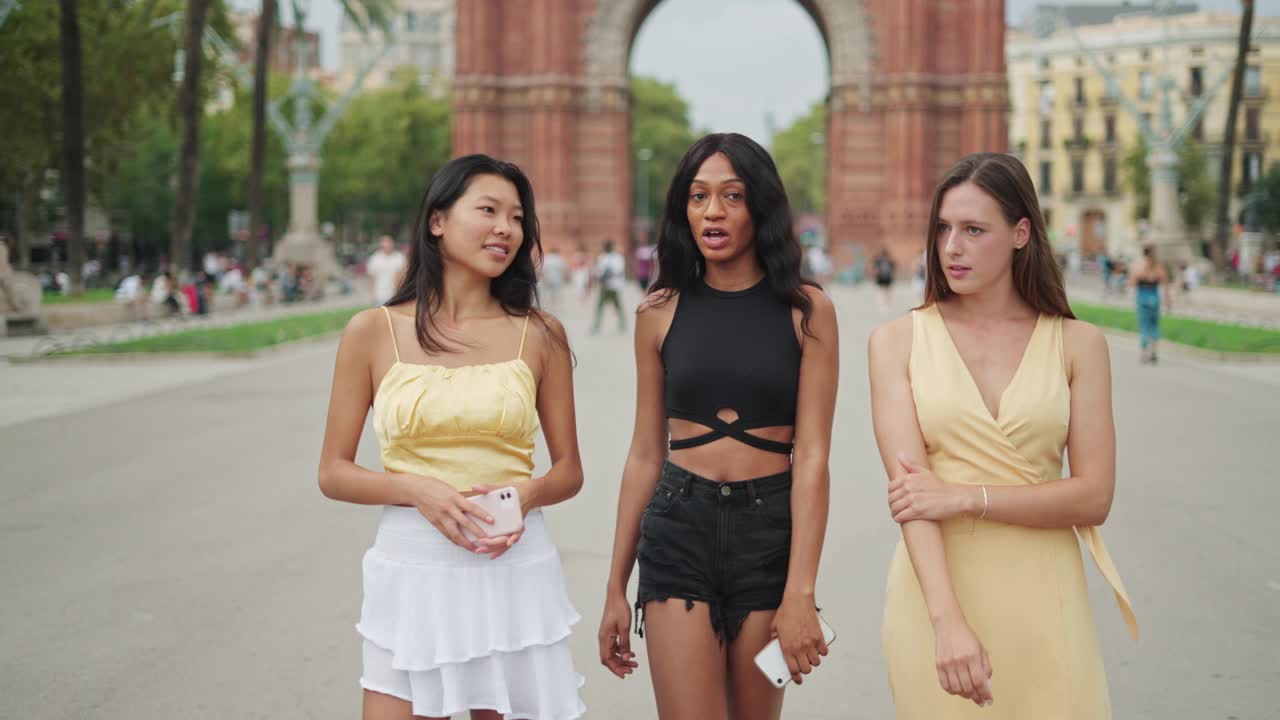 三个不同种族的年轻女性，最好的女性朋友在西班牙观光视频素材