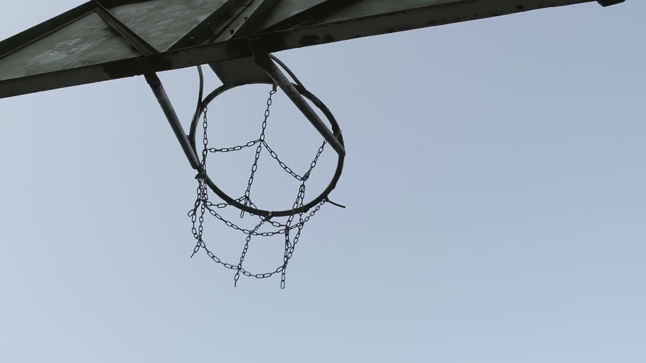 篮球在户外穿过篮筐。底视图视频素材