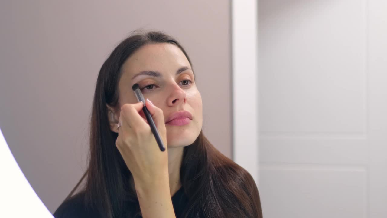 化妆的女人视频素材