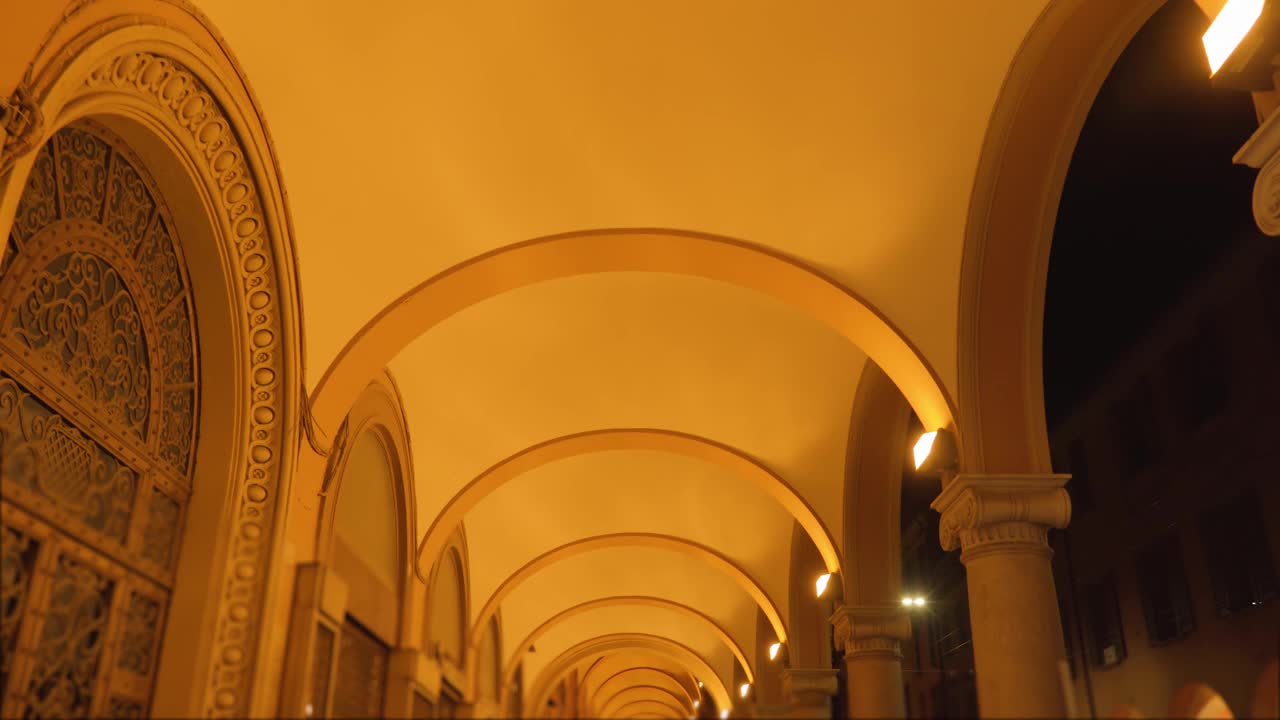 夜晚，建筑物的天花板被暗黄色的灯光照亮视频下载