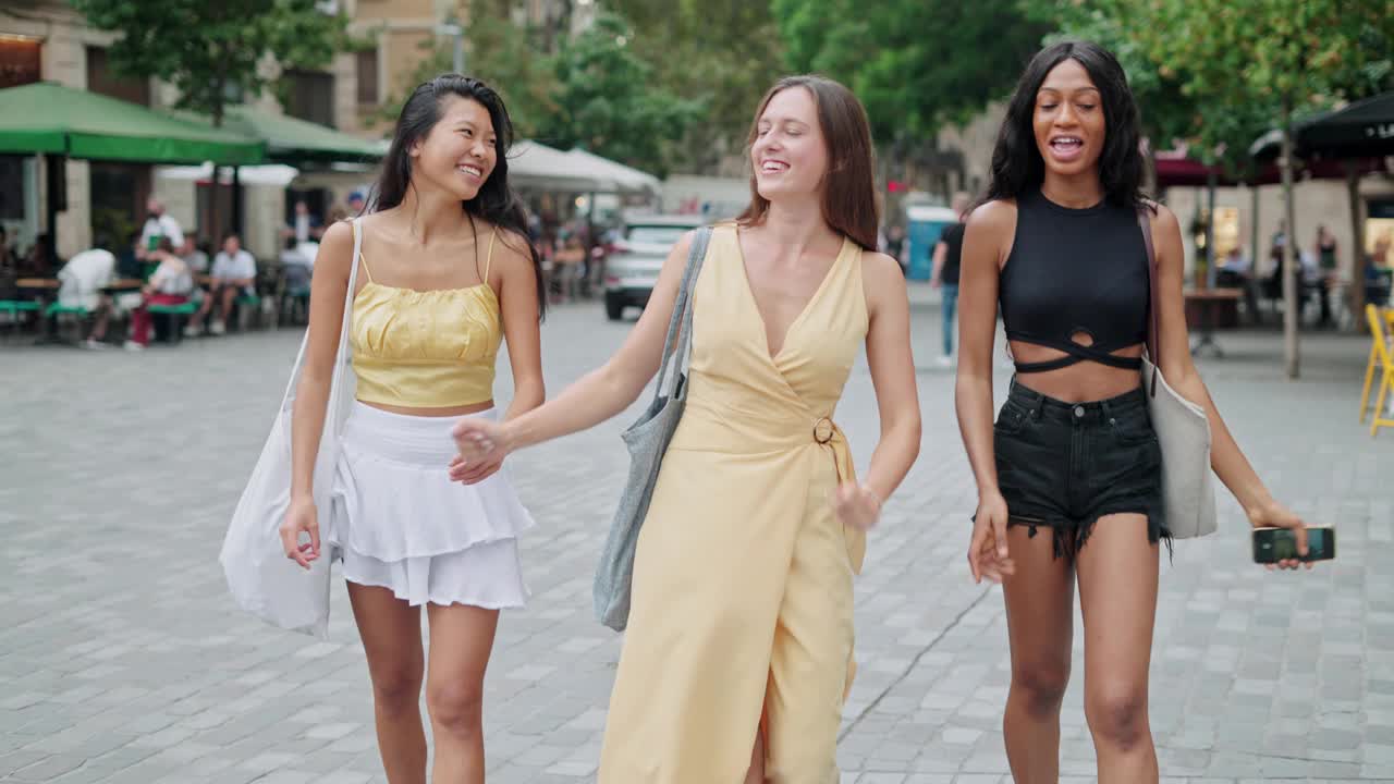 一组年轻快乐的妇女的不同种族有乐趣的户外视频素材