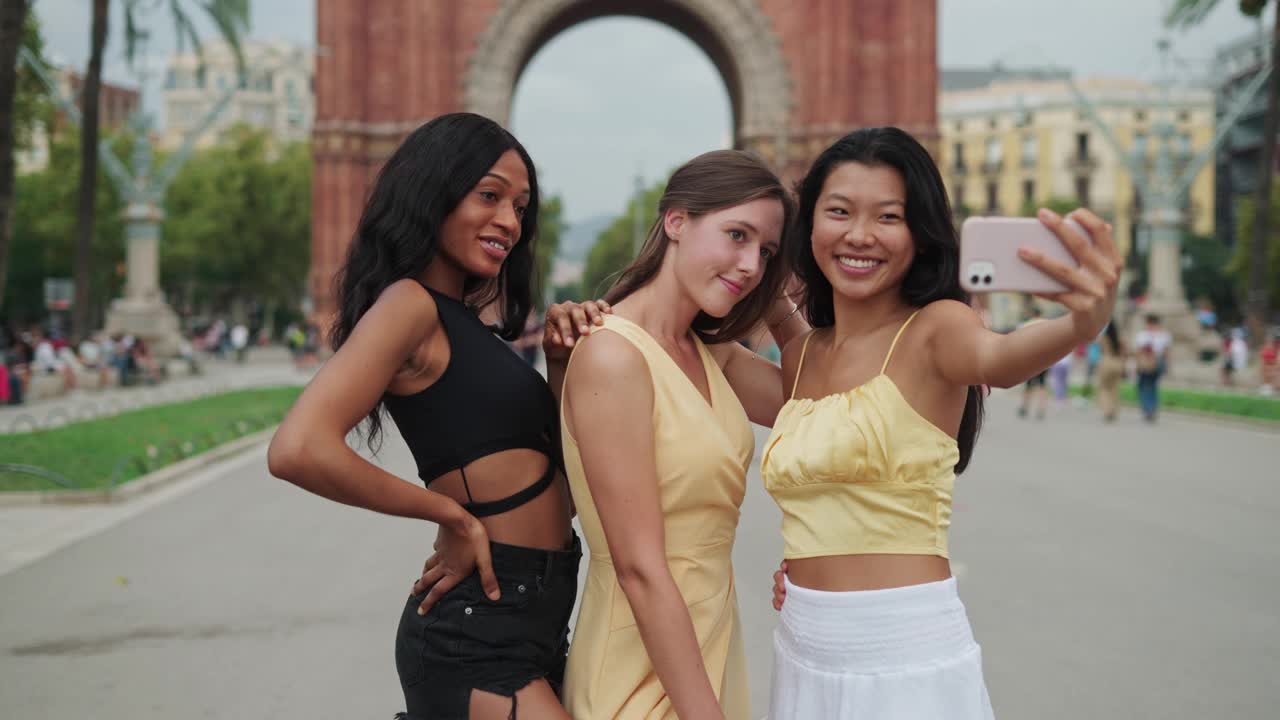 多民族女友一起在欧洲城市观光旅游时自拍视频素材