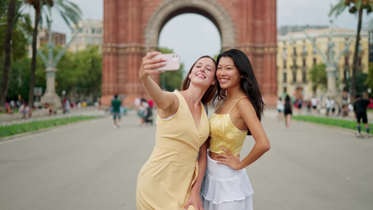 快乐年轻迷人的不同民族的女人最好的朋友在户外自拍照片视频素材