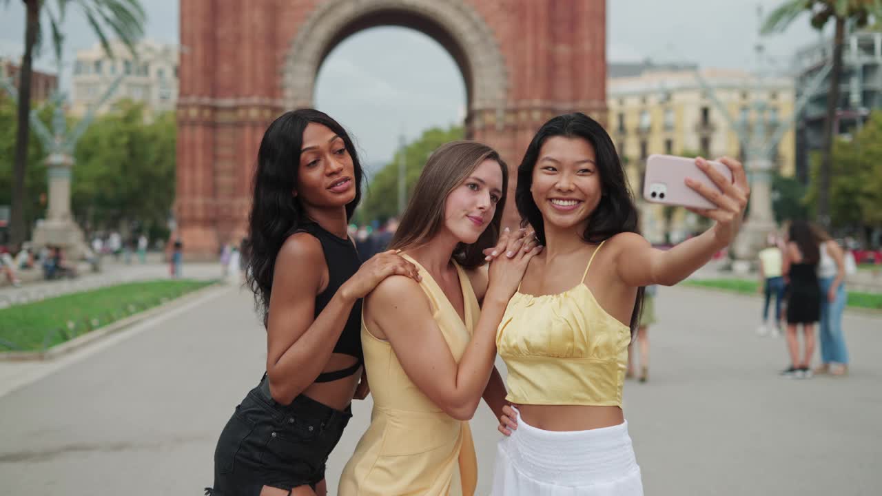 快乐的多种族女友在欧洲旅行，一边探索城市一边用智能手机自拍，视频素材