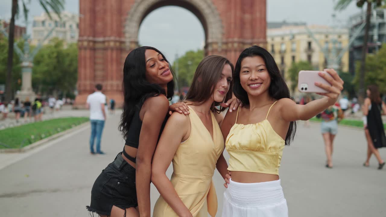 三名不同种族的女游客在观光时自拍视频素材