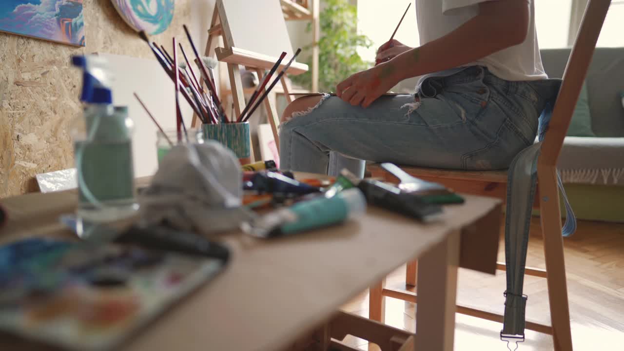 在现代家庭艺术工作室，创意的不知名的女性艺术家在画布上作画视频下载