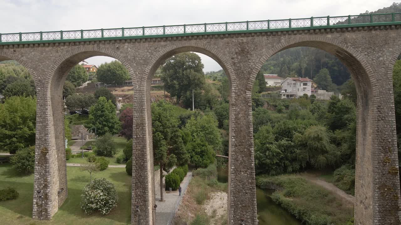 无人机拍摄的古罗马桥，飞过非常接近的弧线，位于葡萄牙沃泽拉。视频素材