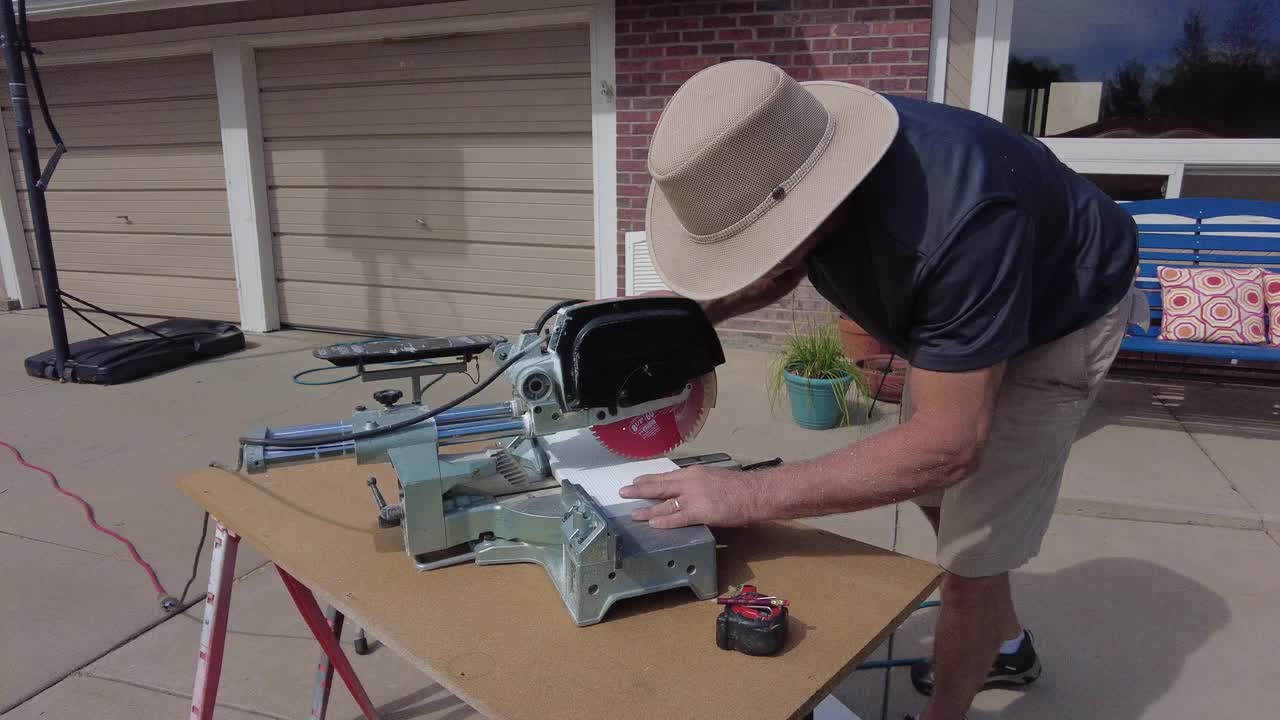工人用锯和平底锅切割窗框视频素材