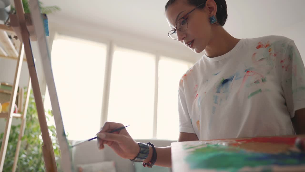 现代年轻女子，尝试一种新的绘画风格的艺术家视频下载