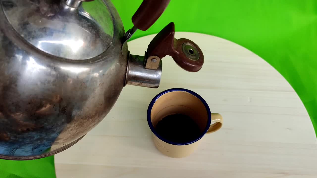 用独特的杯子泡黑咖啡，原汁原味的黑咖啡，视频下载