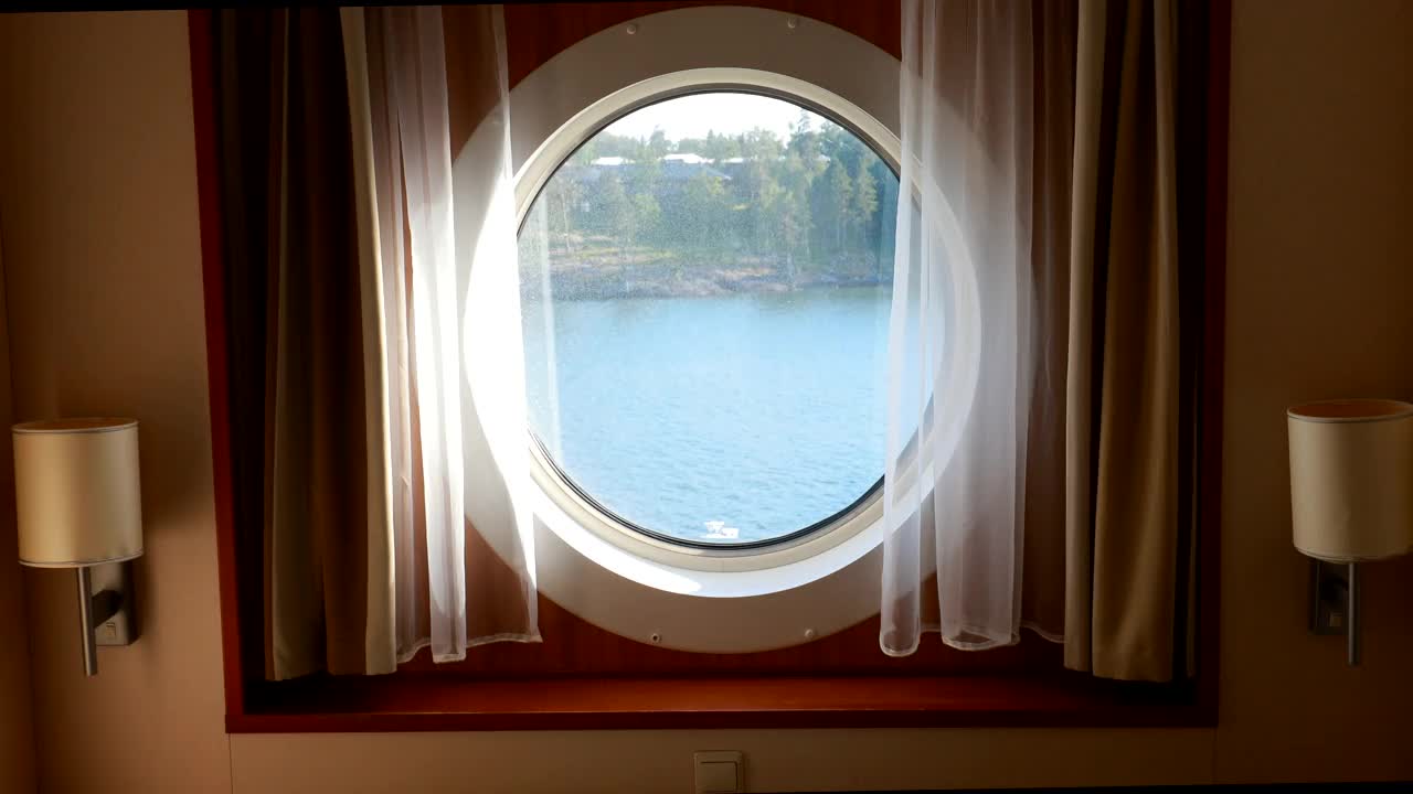 带床和海景窗的船舱。渡轮或邮轮的豪华客舱视频下载