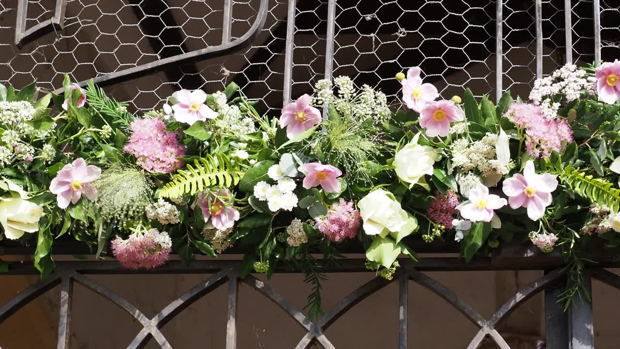 英国萨福克郡雷德格雷夫附近的撒克逊圆塔教堂，圣玛丽教堂婚礼上的鲜花。视频下载