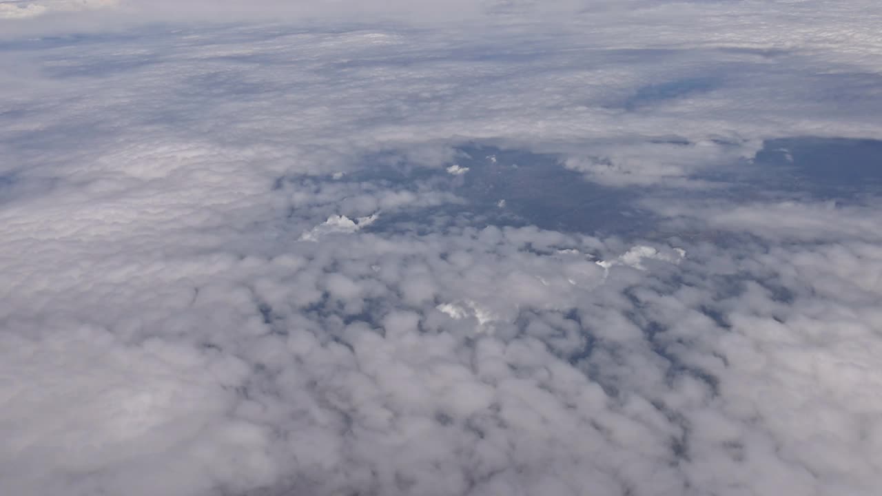 从飞机云朵上俯瞰蓝天视频素材