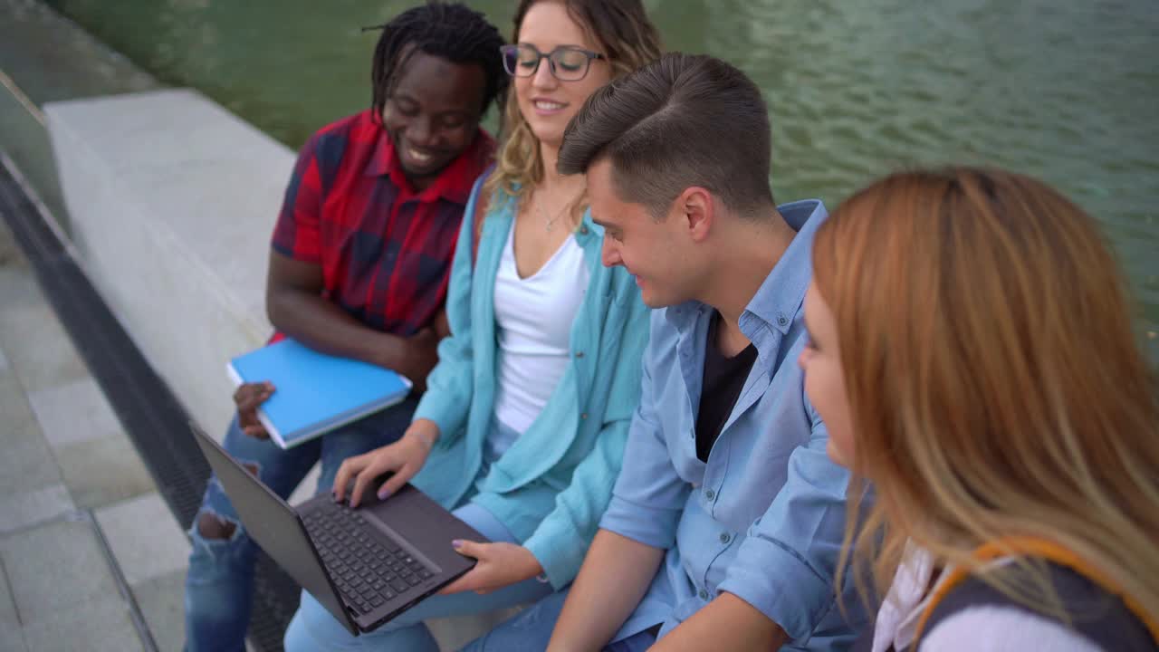 一群正在使用笔记本电脑的大学生视频素材