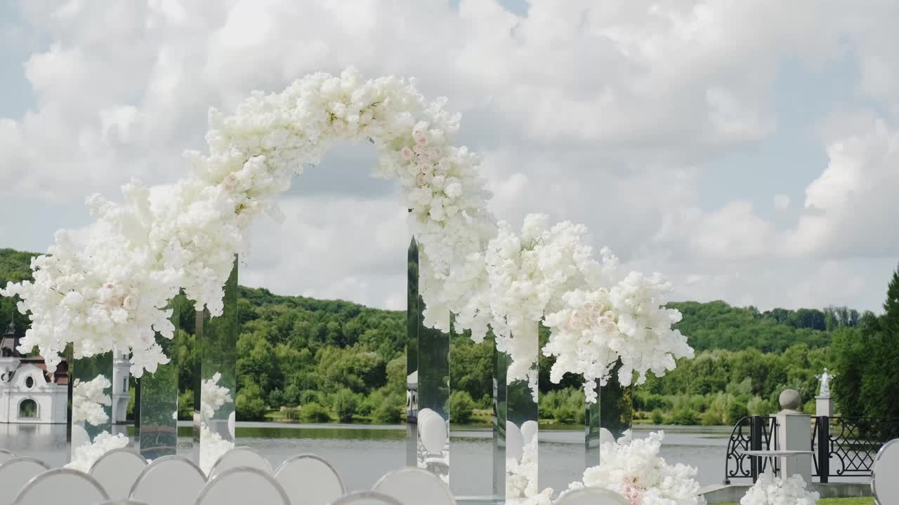 婚礼上的花装饰用白色褪色的花。公园外婚礼的框架，宽镜头视频素材