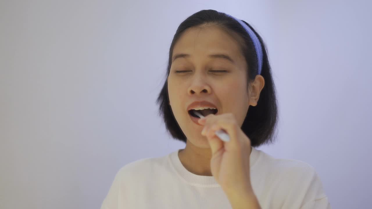 亚洲女性刷牙视频下载