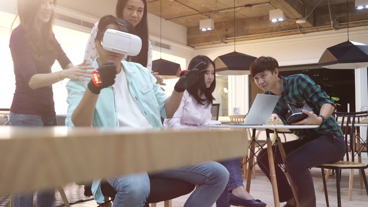 东南亚人从事虚拟现实开发项目视频下载
