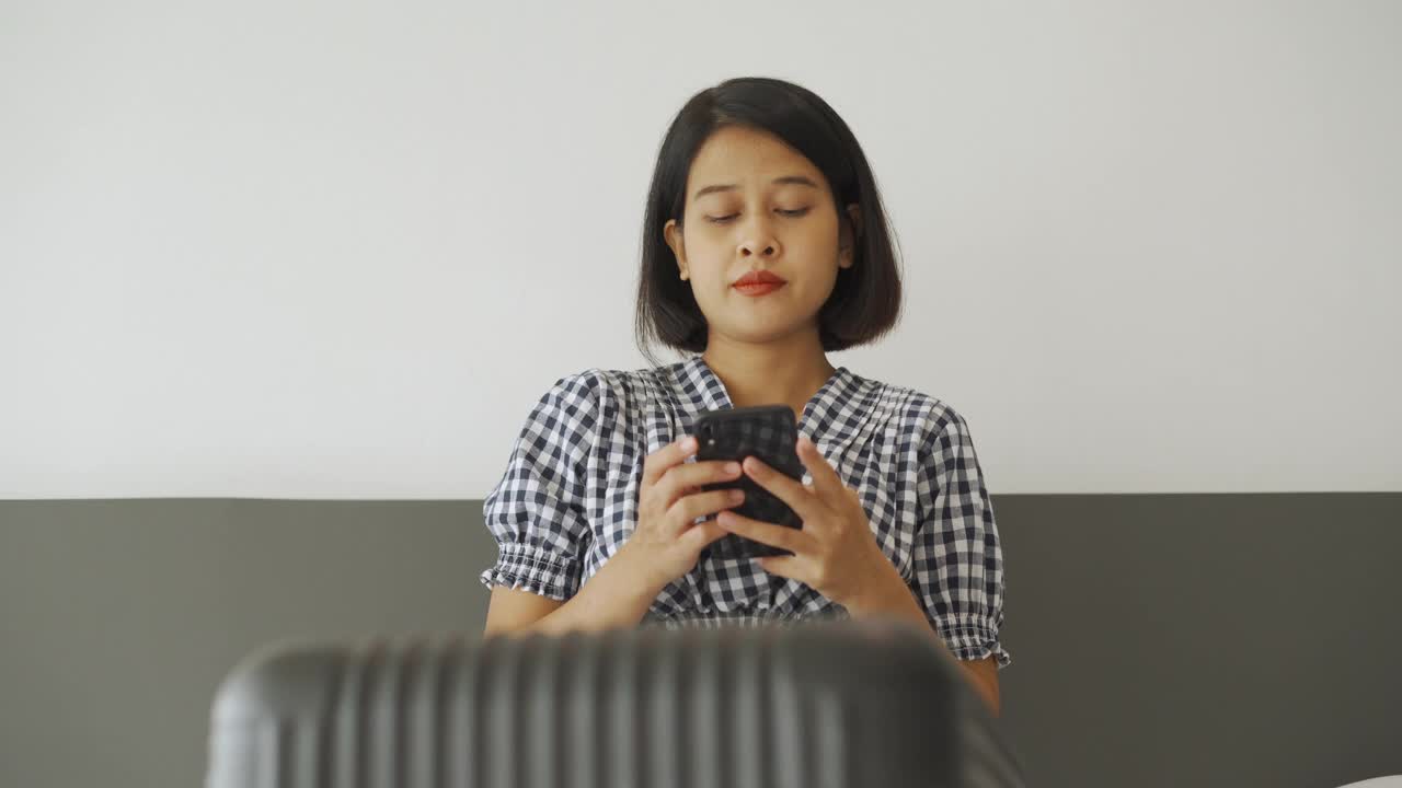 亚洲女性使用智能手机视频下载
