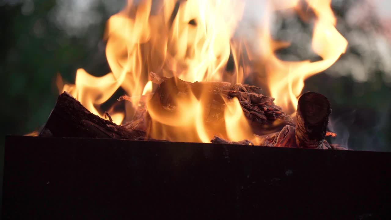 在火上烧饭用的火盆和煤。背景。有选择性的重点,特写视频下载