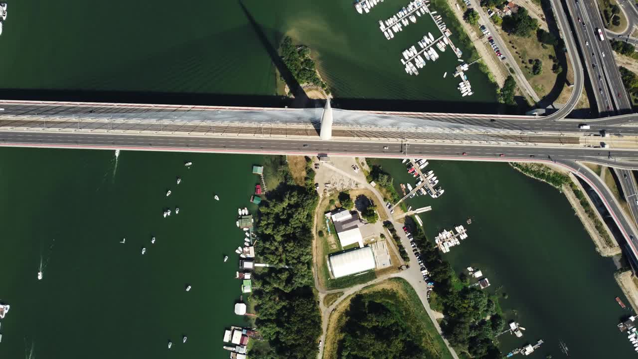 无人机在夏天的桥，河和船的视图-贝尔格莱德，塞尔维亚。视频下载