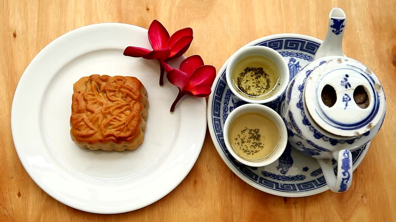 中国茶具，月饼和红色花朵，自然光线，背景视频素材