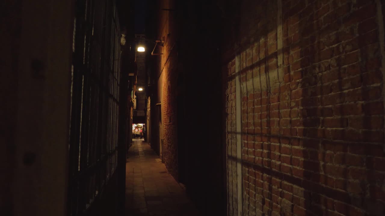 古老建筑之间狭窄黑暗的威尼斯通道视频下载