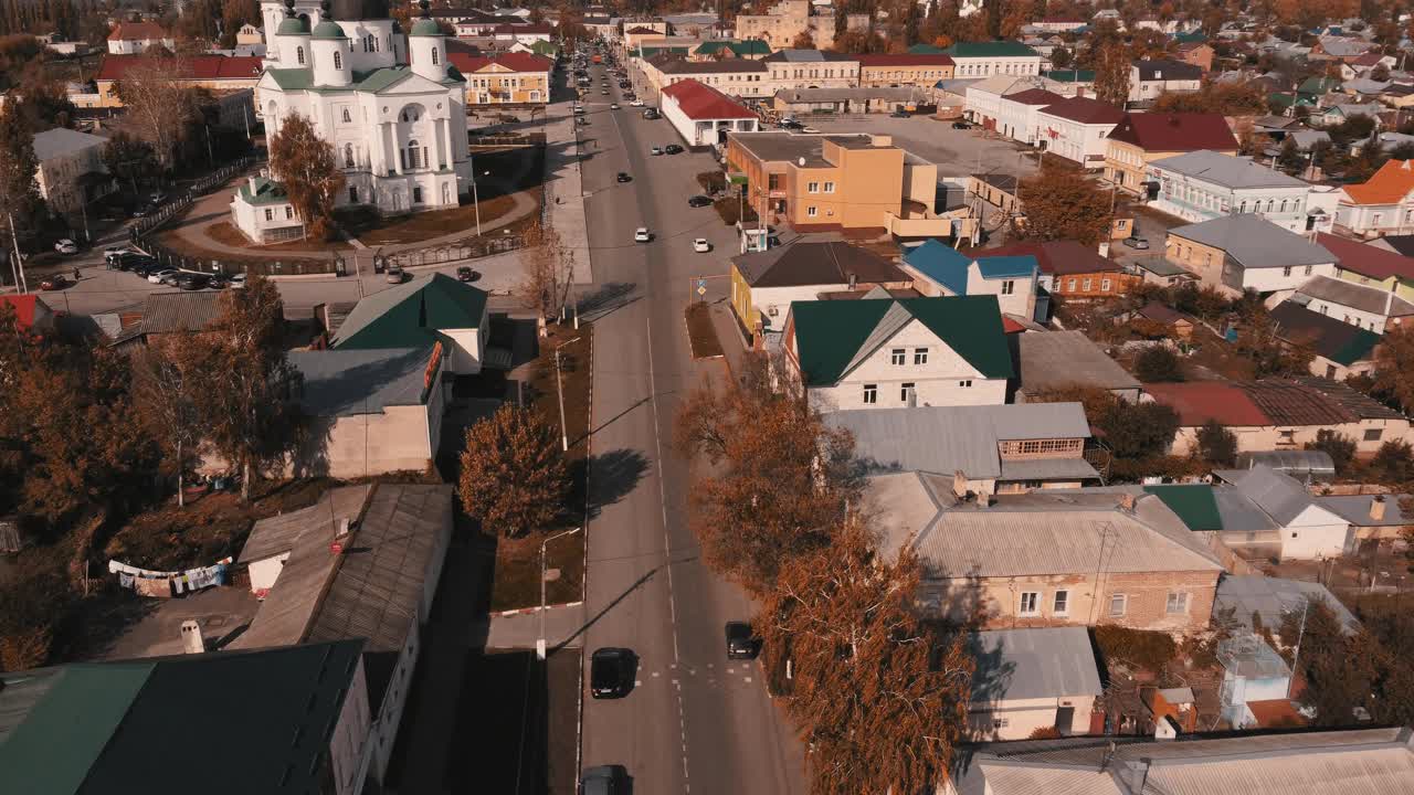 2021年10月07日，俄罗斯利佩茨克地区的Chaplygin，从村庄乡村的空中摄影高度飞过上帝之家的教堂视频素材