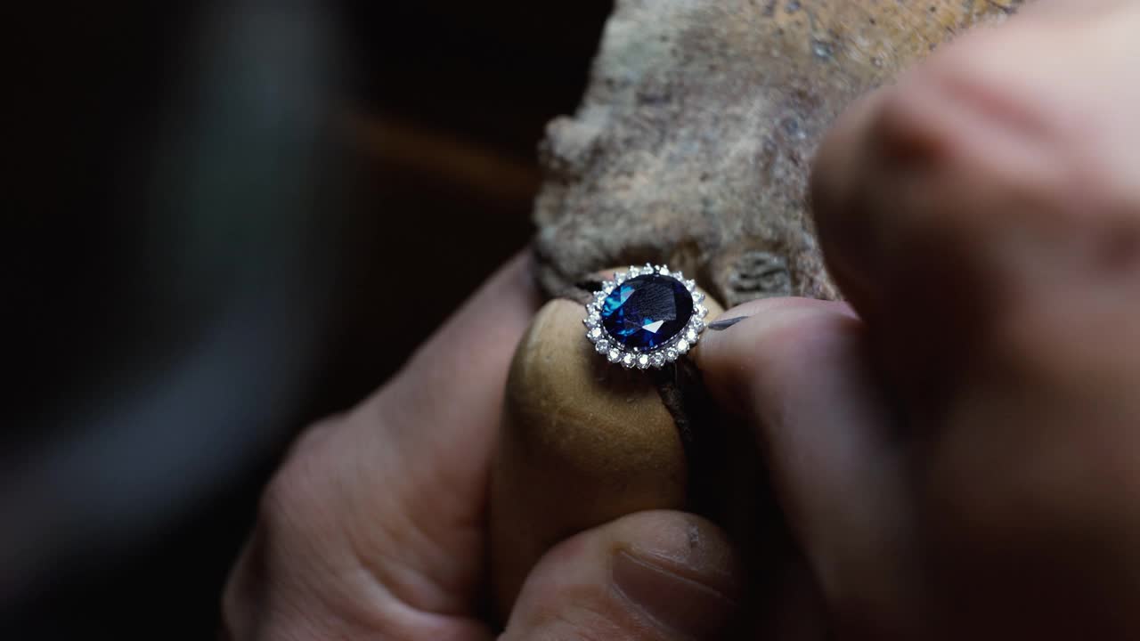 手工珠宝制作工艺。珠宝商制作和清洁珠宝。烈火能使金变硬。打磨和抛光一个金戒指。视频下载