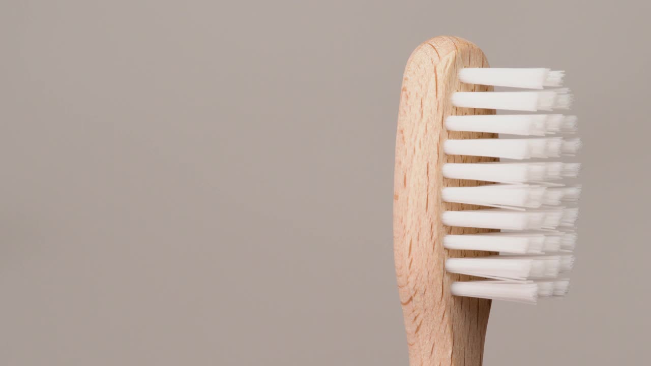 有机牙科护理-由木头和竹子制成的牙刷视频素材