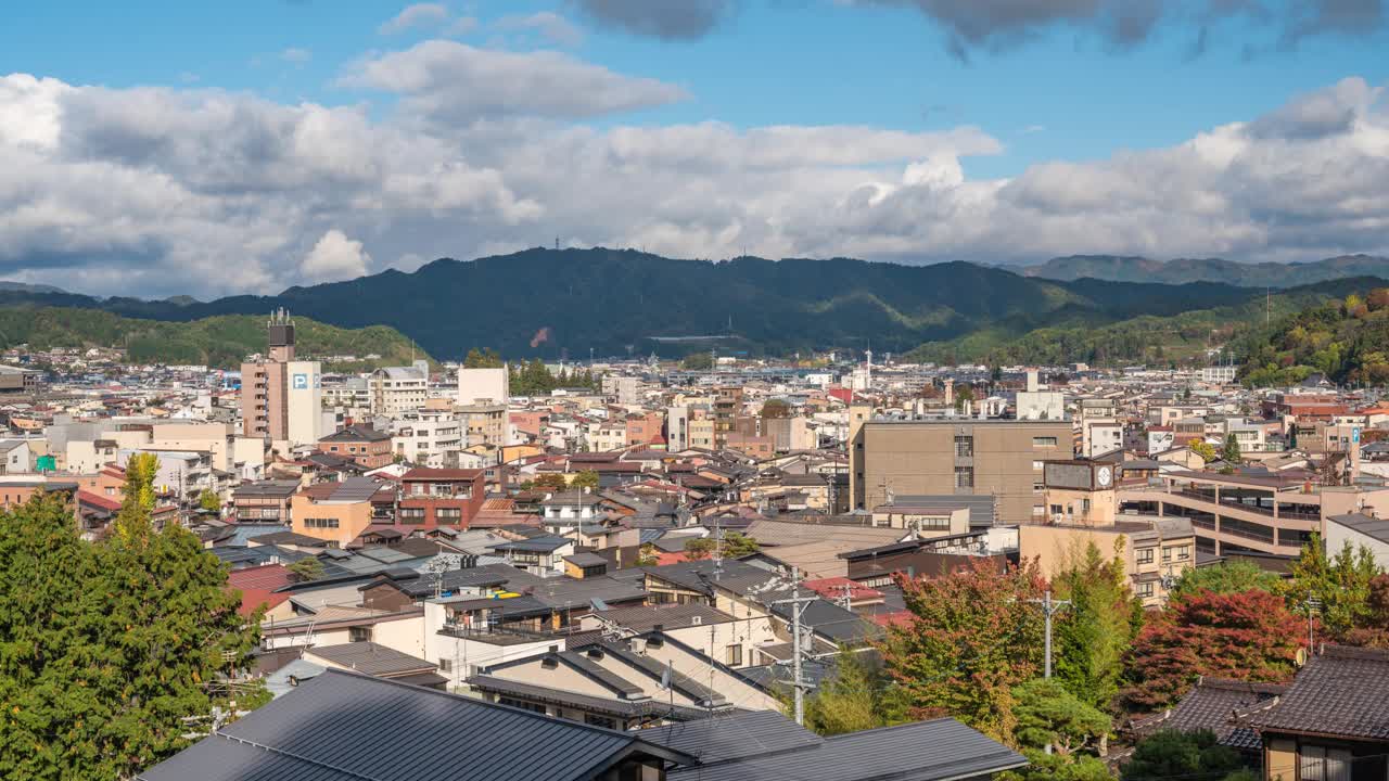 高山岐阜日本时间推移4K，高角度观看城市天际线时间推移在高山老城在秋天视频素材
