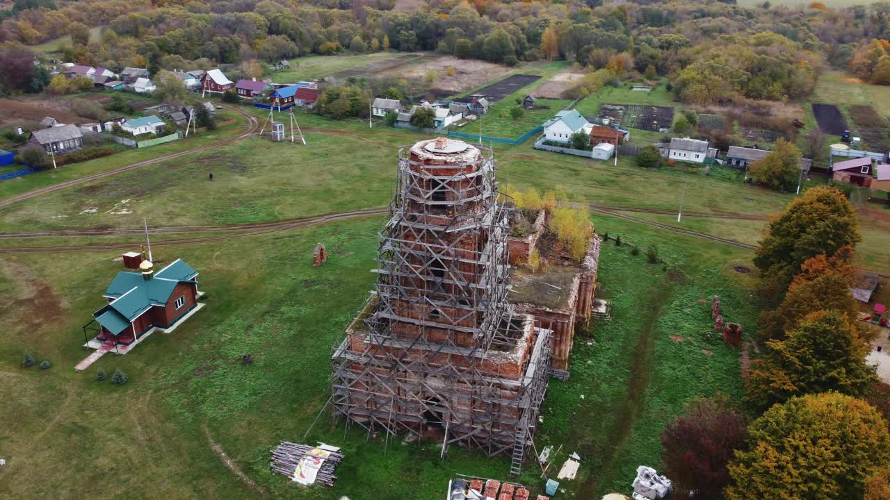 2021年10月07日，俄罗斯利佩茨克地区的Chaplygin，从村庄乡村的空中摄影高度飞过上帝之家的教堂。视频素材